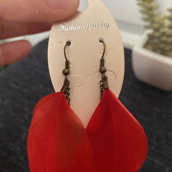 🆕Extra long 3 Red Feather 🪶 Fish hook Earrings - Picture 4 of 4